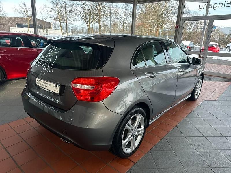 Gebraucht Mercedes A180 122 PS (89 kW) 2013 Grau Limousine