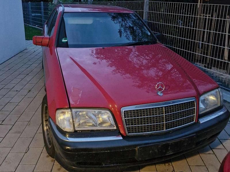 Rot Gebraucht 1996 Mercedes C180 Elegance Limousine | 2.000 € (Etwas zu teuer) - Bild 1/3