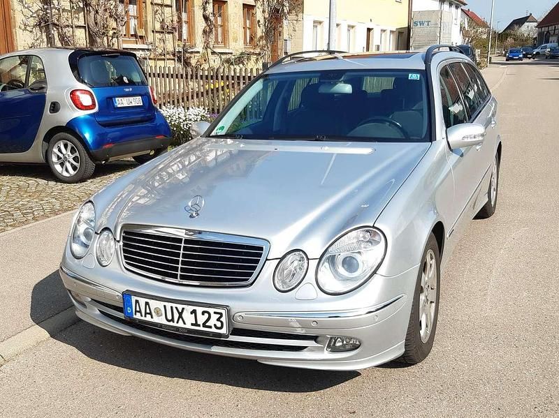 Usado Mercedes E220 150 CV (110 kW) 2006 Plateado Familiar