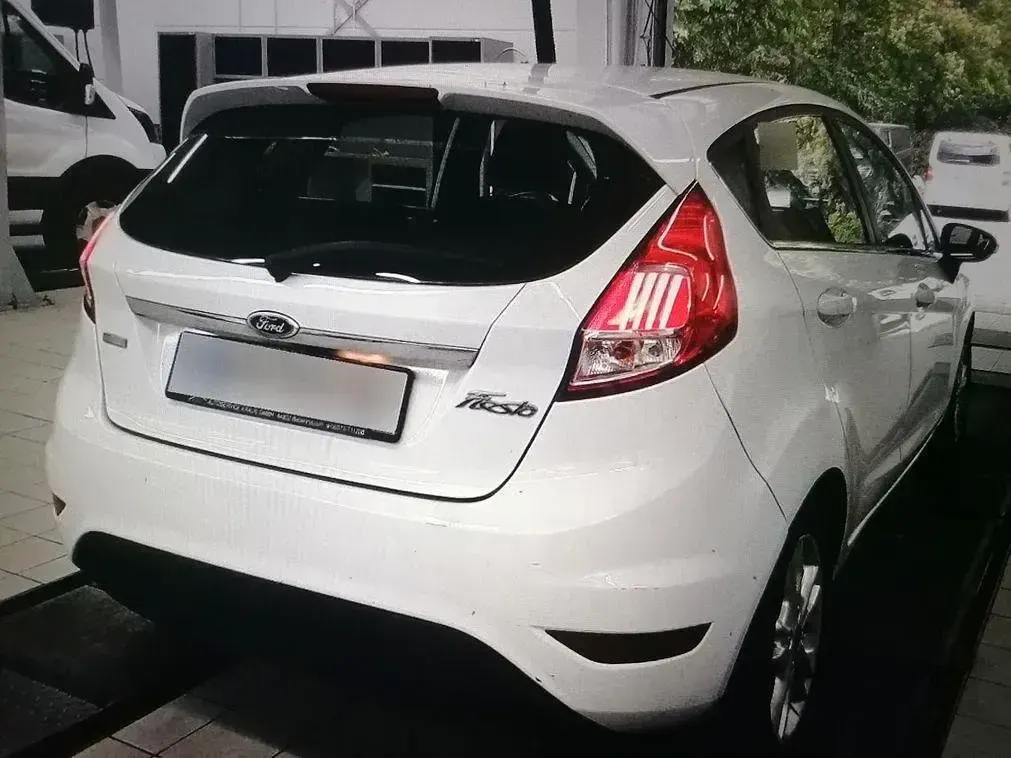 Gebraucht Ford Fiesta 101 PS (74 kW) 2015 Weiß Kleinwagen