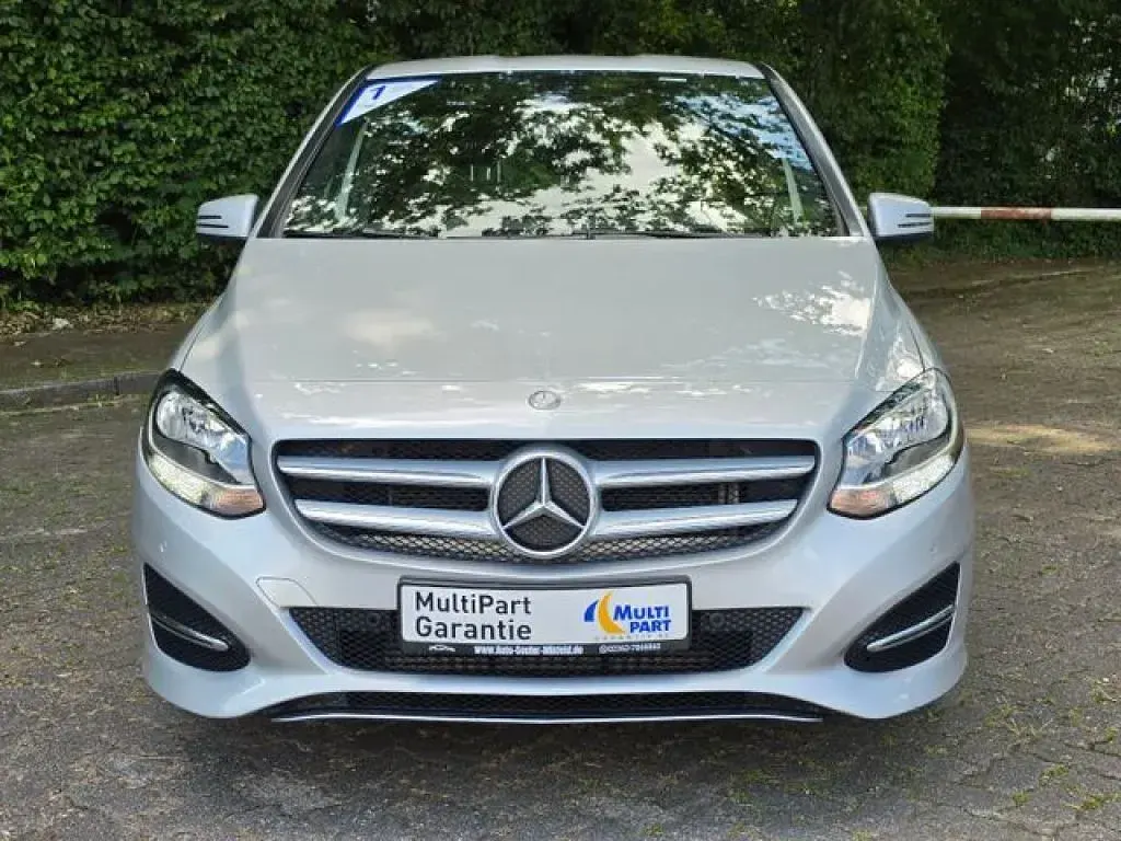 Gebraucht Mercedes 180 109 PS (80 kW) 2016 Polarsilber  metalliclack (metallic) Limousine