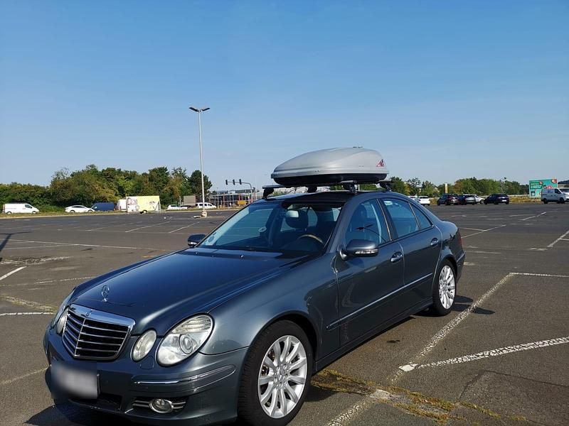 Grau Gebraucht 2007 Mercedes E320 Avantgarde Limousine | 6.900 € (Etwas zu teuer) - Bild 1/4