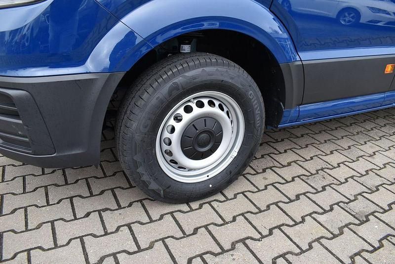 Neu VW Crafter 140 PS (102 kW) 2025 Deep ocean blue Van