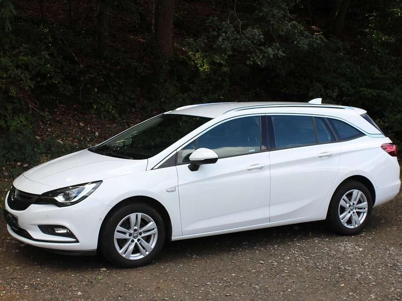 Schneeweiss/olympic Gebraucht 2017 Opel Astra Innovation Kombi | 8.300 € (Guter Preis) - Bild 1/4