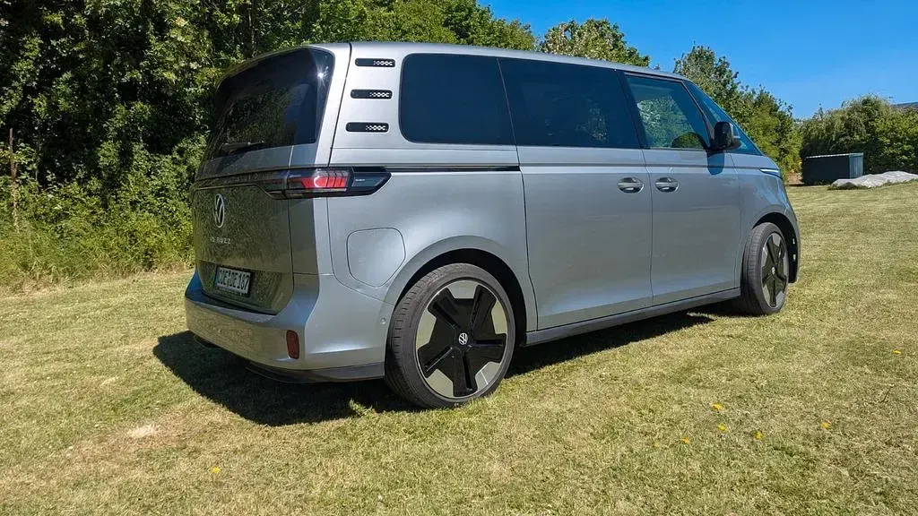 Używany VW ID. Buzz Pro 150 kW (204 KM) 2023 Srebrny Minivan