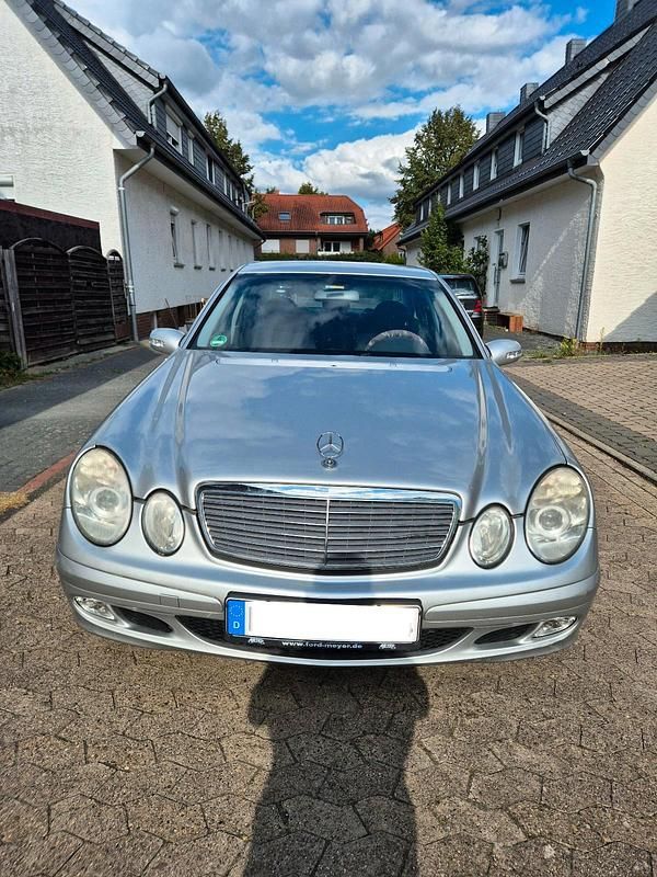 Silber Gebraucht 2004 Mercedes E200 Limousine | 2.750 € (Superpreis) - Bild 1/4