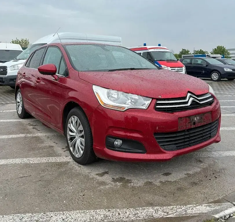 Used Citroën C4 SELECTION 111 HP (81 kW) 2012 Red Sedan