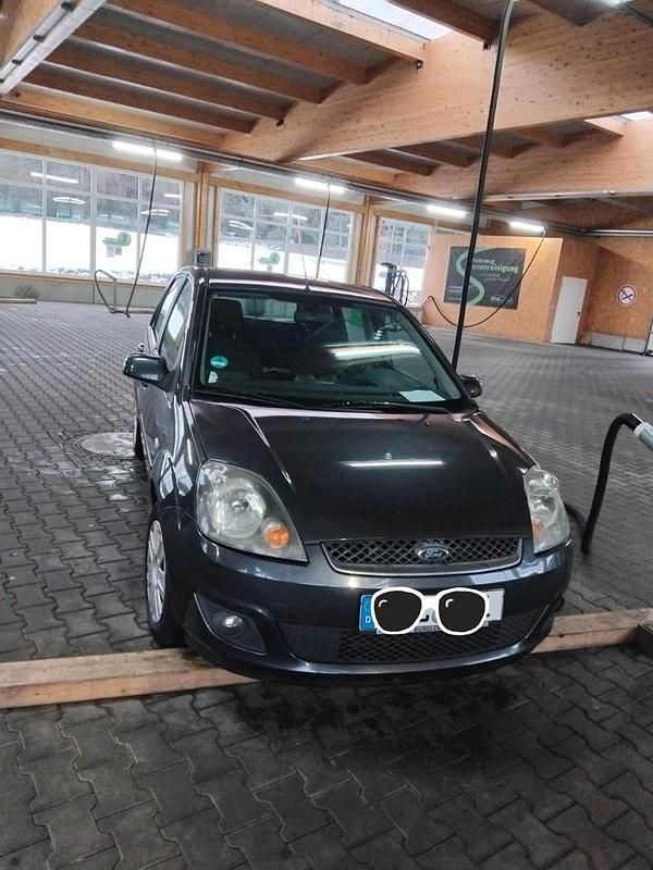 Grau Gebraucht 2007 Ford Fiesta Kleinwagen | 2.200 € (Etwas zu teuer) - Bild 1/4