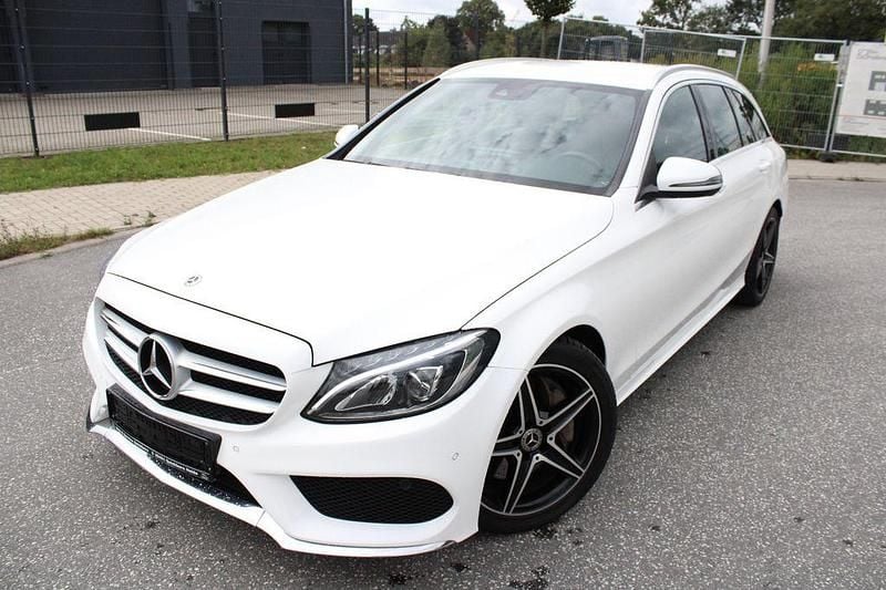 Weiß Gebraucht 2018 Mercedes C300 AMG line Limousine | 25.499 € (Guter Preis) - Bild 1/4