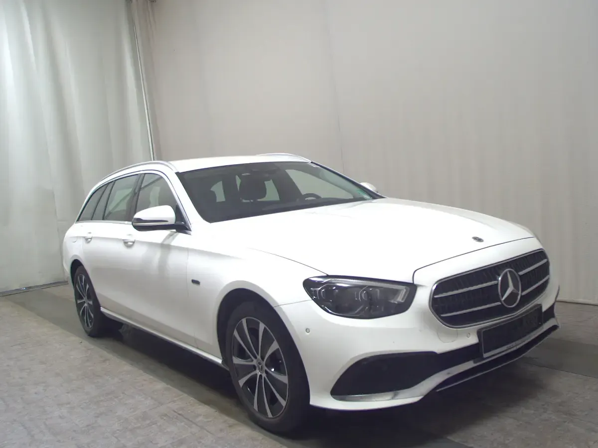 Gebraucht Mercedes E300 Avantgarde 306 PS (225 kW) 2021 Polarweiss Kombi