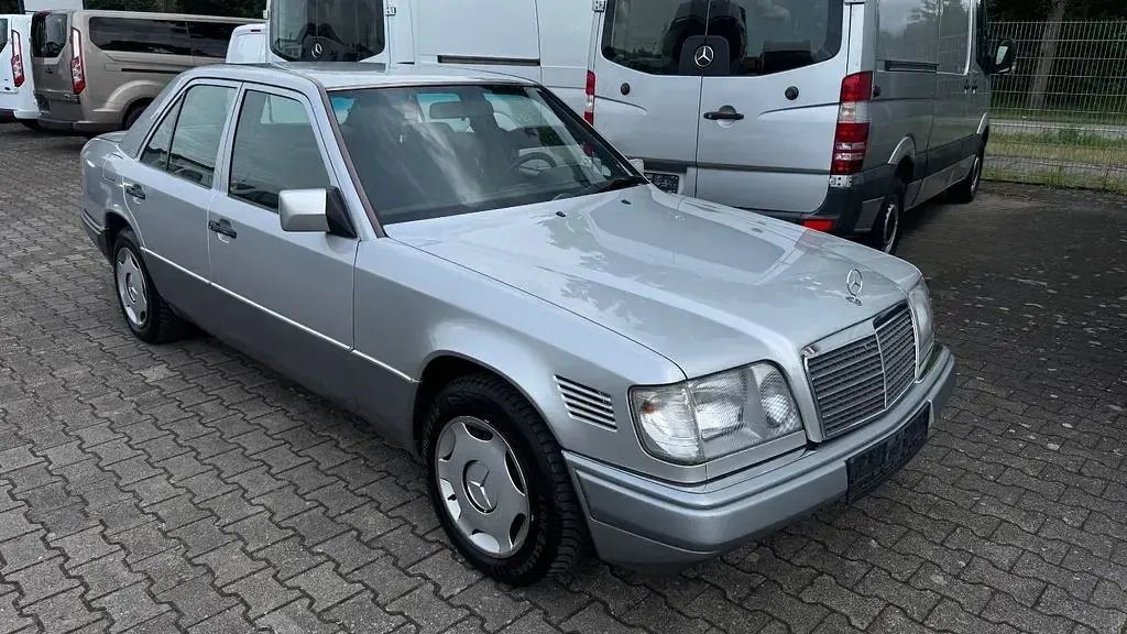 Brugt Mercedes E250 113 HK (83 kW) 1993 Sølv Sedan