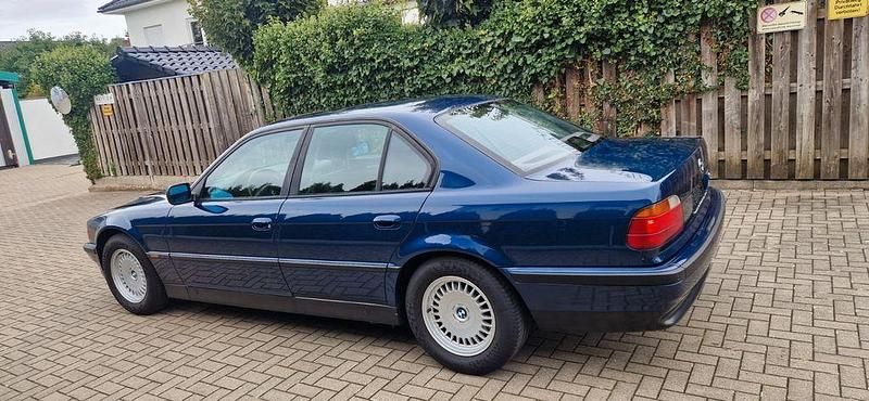 Blau Gebraucht 1998 BMW 735 Limousine | 11.207 € (Fairer Preis) - Bild 1/4