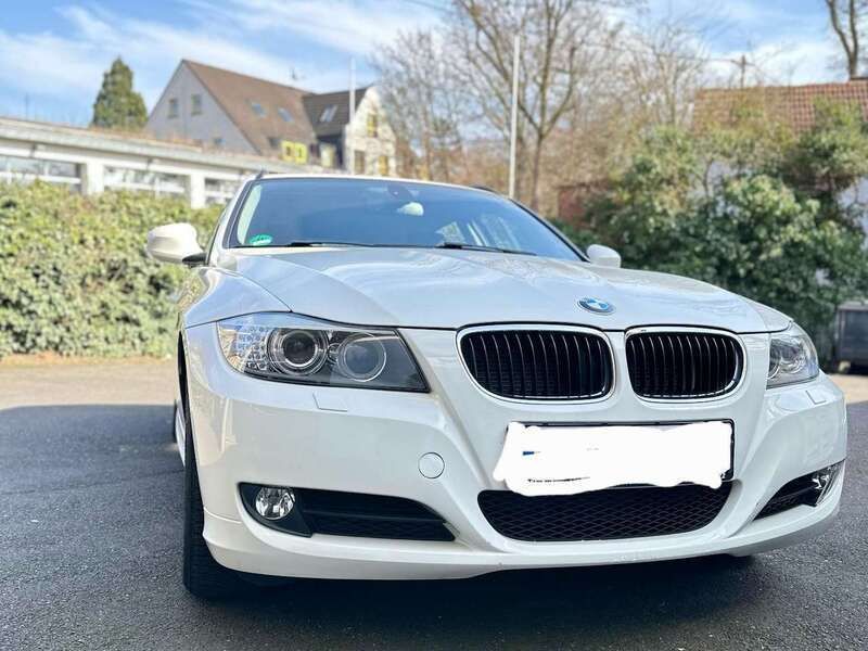 Weiß Gebraucht 2012 BMW 318 Lifestyle Kombi | 7.000 € (Guter Preis) - Bild 1/4