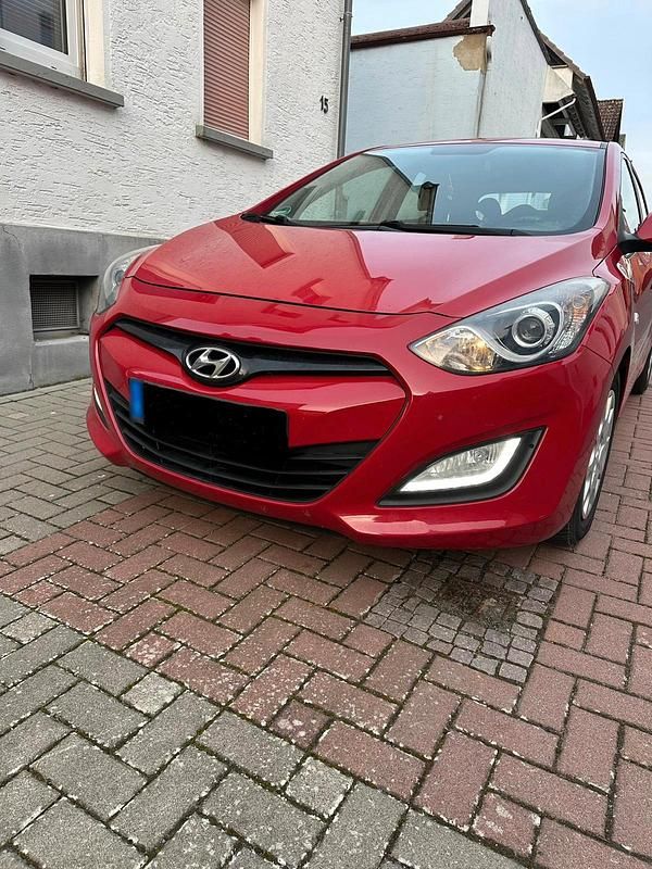 Gebraucht Hyundai i30 99 PS (72 kW) 2012 Rot Limousine
