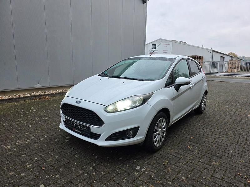 Weiß Gebraucht 2017 Ford Fiesta Trend Kleinwagen | 4.799 € (Fairer Preis) - Bild 1/4