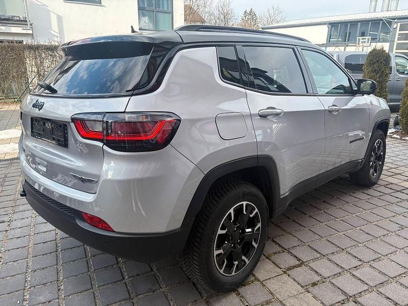 Gebraucht Jeep Compass Trailhawk 179 PS (131 kW) 2022 Silber SUV