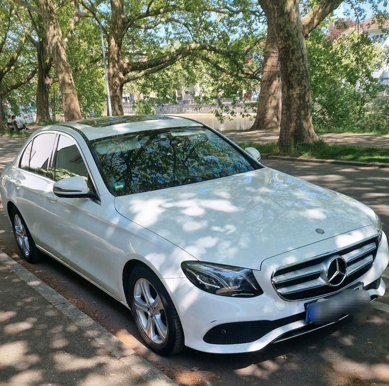 Gebraucht Mercedes E220 Avantgarde 194 PS (142 kW) 2016 Weiß Limousine