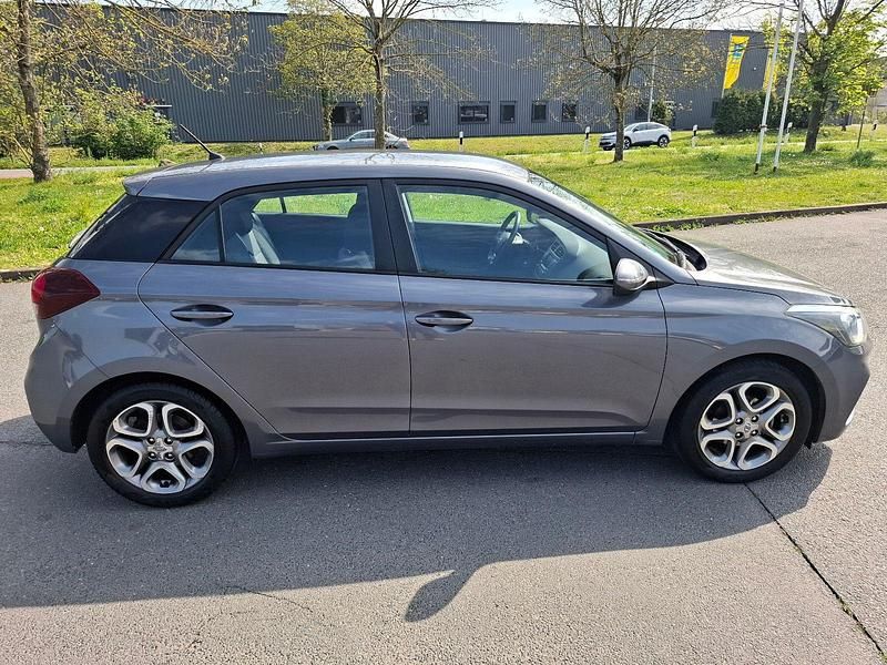 Gebraucht Hyundai i20 Trend 84 PS (61 kW) 2018 Grau Kleinwagen