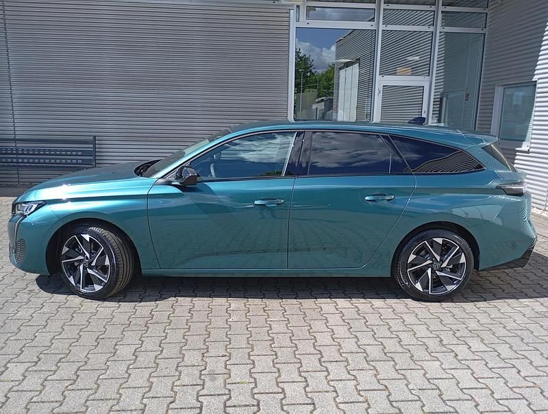 Neu Peugeot 308 SW Allure 136 PS (100 kW) 2025 Grün metallic Kombi