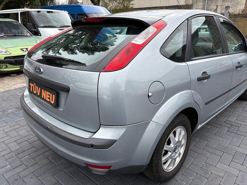 Gebraucht Ford Focus Trend 101 PS (74 kW) 2005 Silber Limousine