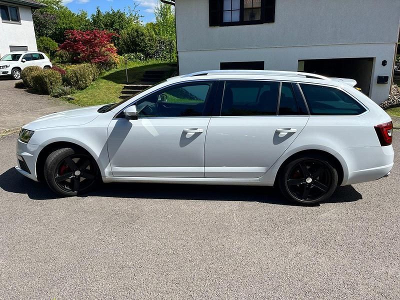 Weiß Gebraucht 2019 Skoda Octavia RS Kombi | 19.500 € (Fairer Preis) - Bild 1/4