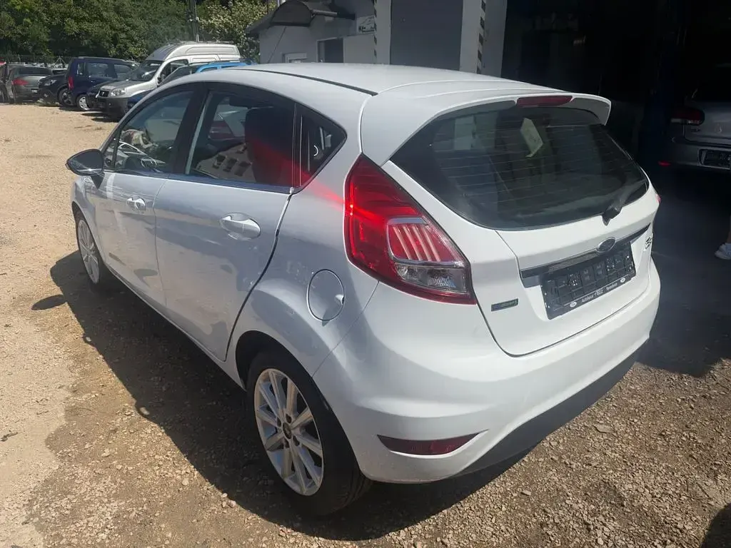 Gebraucht Ford Fiesta Titanium 125 PS (91 kW) 2016 Weiß Kleinwagen