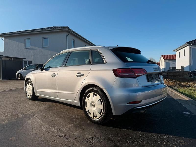 Gebraucht Audi A3 120 PS (88 kW) 2019 Silber Limousine