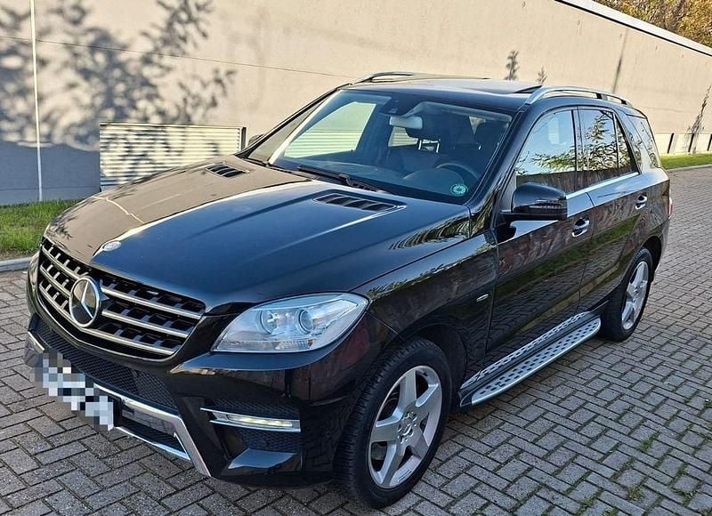 Schwarz Gebraucht 2013 Mercedes ML350 AMG SUV | 22.400 € (Fairer Preis) - Bild 1/4