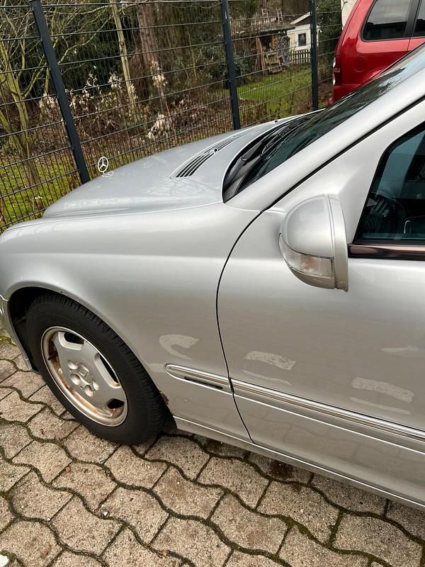 Second-hand Mercedes C180 129 CP (94 kW) 2001 Argintiu Berlinǎ