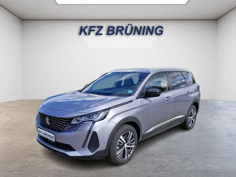 Artensegrau metallic (metallic) Gebraucht 2024 Peugeot 5008 Allure Van / Kleinbus | 28.880 € (Fairer Preis) - Bild 1/4