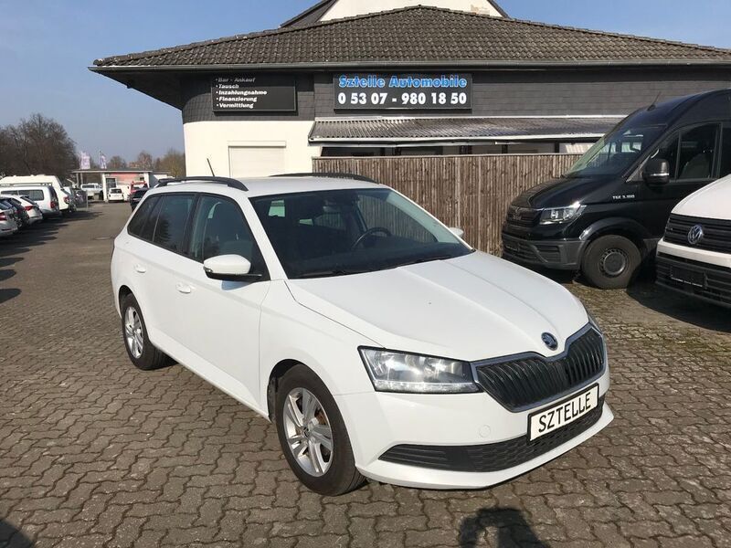 Weiß Gebraucht 2022 Skoda Fabia Ambition Kleinwagen | 8.999 € - Bild 1/4