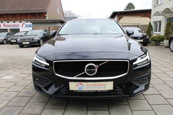 Używany Volvo V60 Core 197 KM (144 kW) 2022 Czarny Kombi