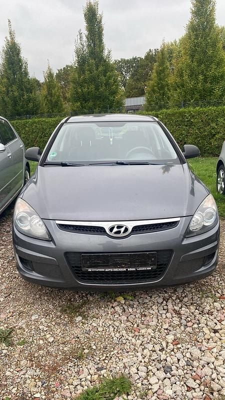Grau Gebraucht 2010 Hyundai i30 Edition Limousine | 1.750 € (Guter Preis) - Bild 1/4