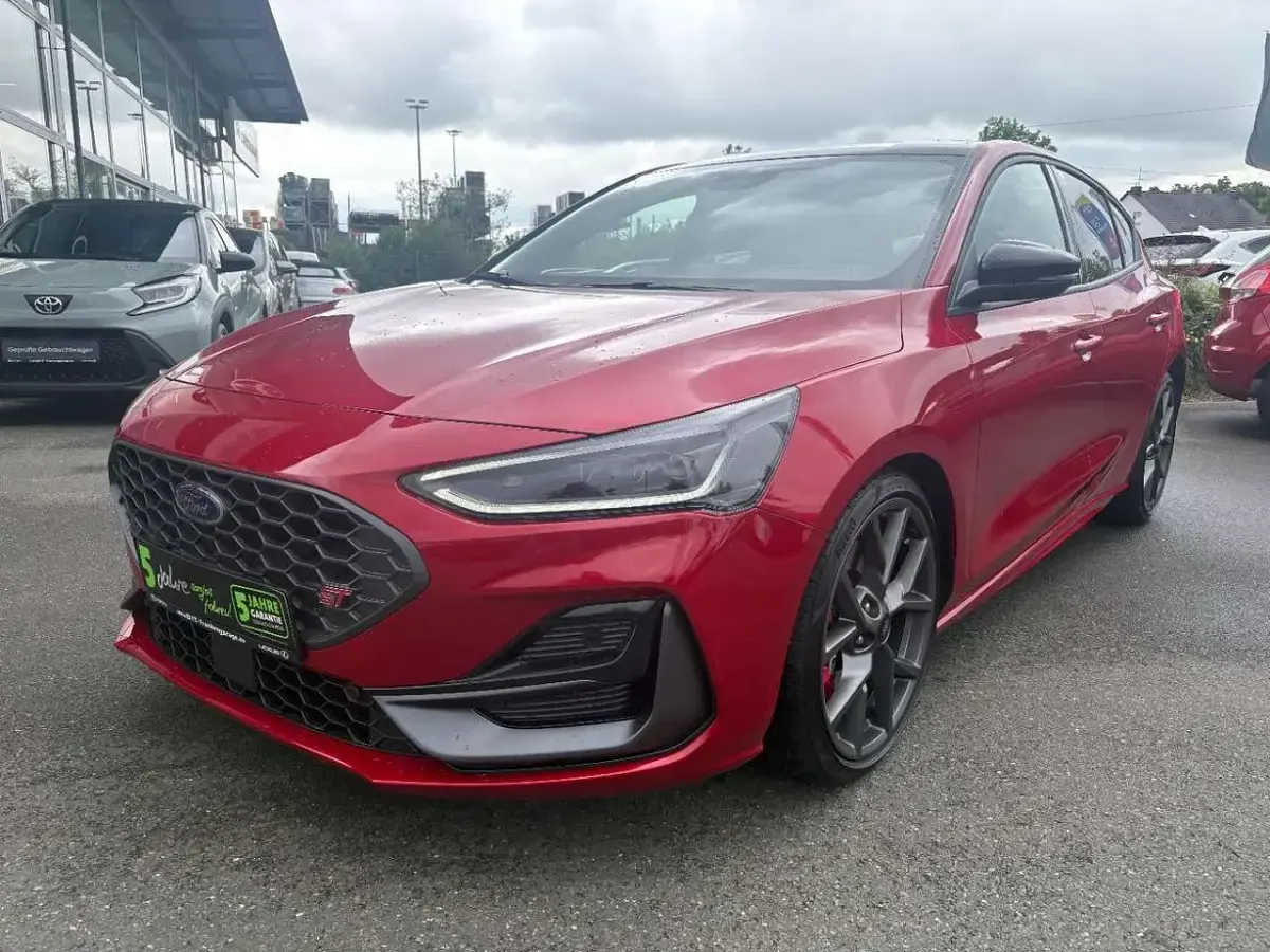 Gebraucht Ford Focus ST 280 PS (205 kW) 2024 Fantastic red tc metallic / da Limousine