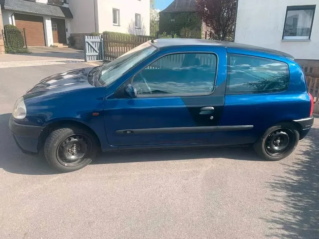 Używany Renault Clio II 75 KM (55 kW) 2000 Niebieski Hatchback