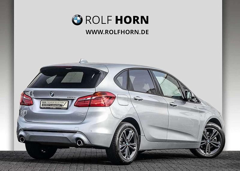 Gebraucht BMW 220 Active Tourer Sport Line 178 PS (130 kW) 2022 Glaciersilber metallic Van / Kleinbus