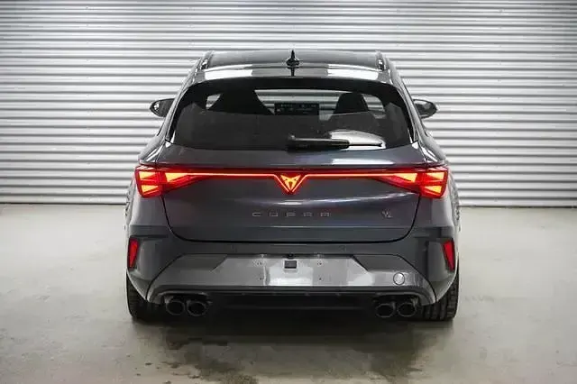 Second-hand Cupra Leon VZ 333 CP (244 kW) 2025 Gri