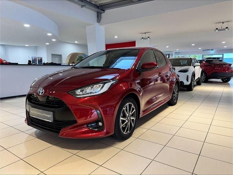 Karmin rot Gebraucht 2021 Toyota Yaris Hybrid Team Limousine | 17.500 € (Fairer Preis) - Bild 1/4