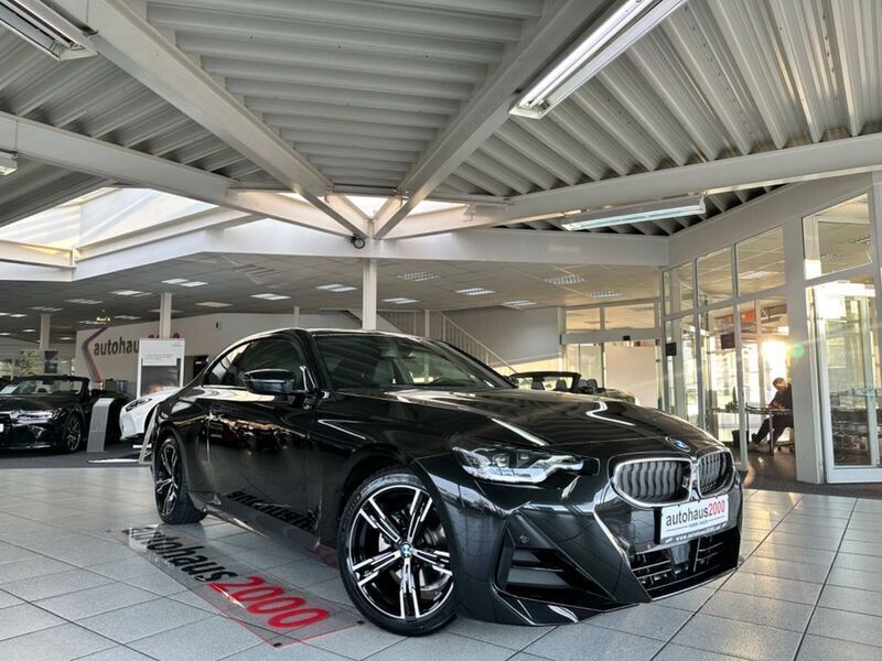 Black sapphire metallic Gebraucht 2022 BMW 220 M Sport Coupé | 36.950 € (Guter Preis) - Bild 1/4