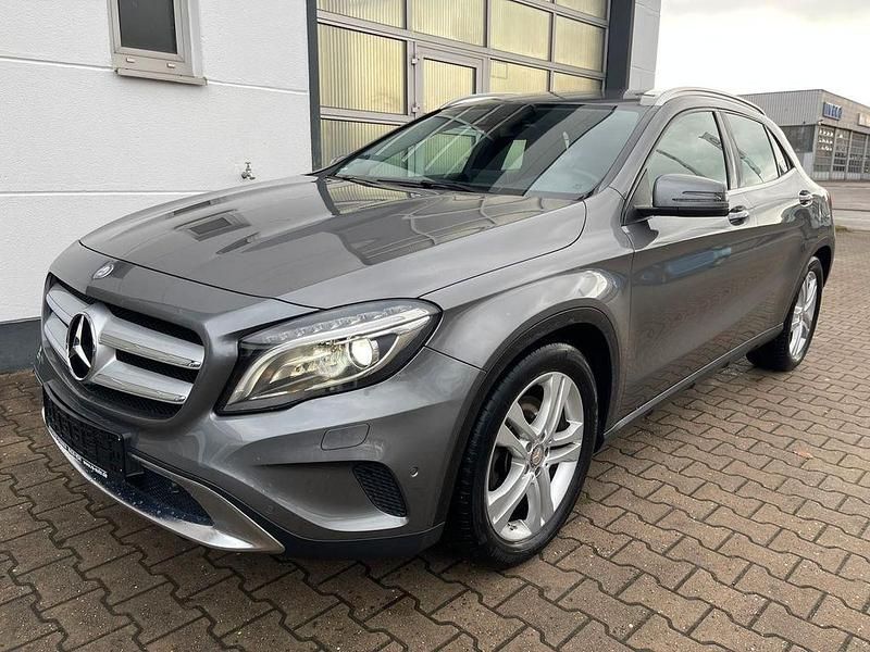 Grau Gebraucht 2016 Mercedes GLA250 Urban SUV | 21.680 € (Fairer Preis) - Bild 1/4