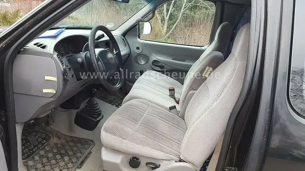 Second-hand Ford V8 218 CP (160 kW) 1998 Negru SUV