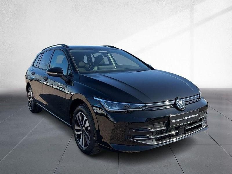 Neu VW Golf VIII 116 PS (85 kW) 2026 Grenadillschwarz metallic Kombi