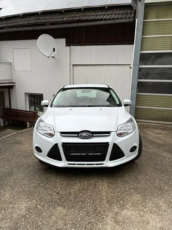 Gebraucht Ford Focus 125 PS (91 kW) 2014 Weiß Limousine