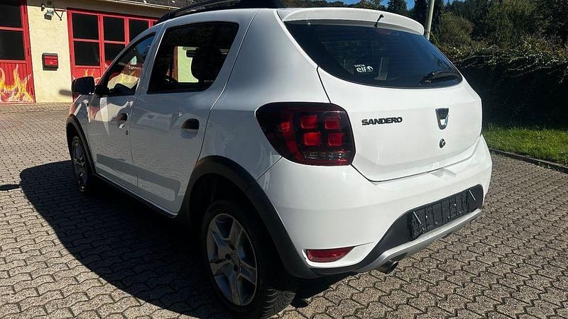 Gebraucht Dacia Sandero Stepway Ambiance 90 PS (66 kW) 2017 Weiß Kleinwagen
