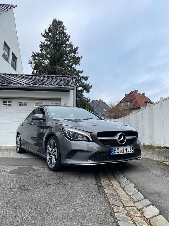 Grau Gebraucht 2016 Mercedes CLA180 Limousine | 19.490 € (Teuer) - Bild 1/4
