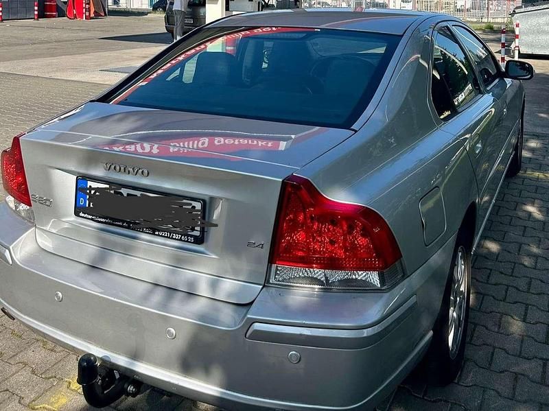 Silber Gebraucht 2007 Volvo S60 Momentum Limousine | 5.190 € (Etwas zu teuer) - Bild 1/4