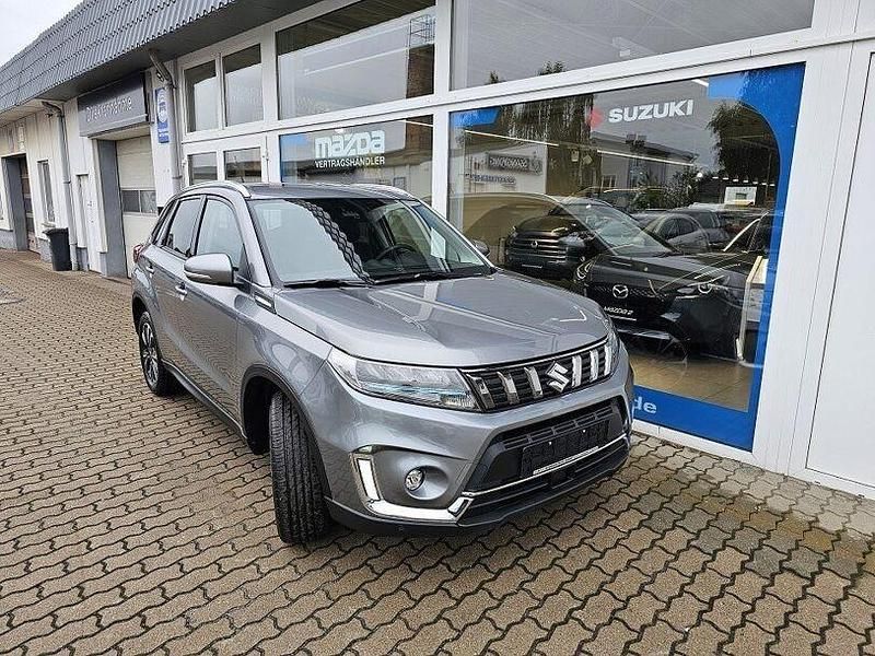 Galctic gray metallic Gebraucht 2024 Suzuki Vitara Comfort+ SUV | 24.990 € (Fairer Preis) - Bild 1/4