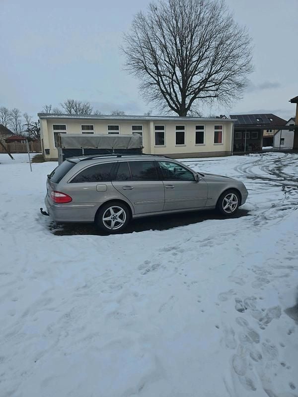 Grau Gebraucht 2004 Mercedes E320 Kombi | 4.550 € (Fairer Preis) - Bild 1/4