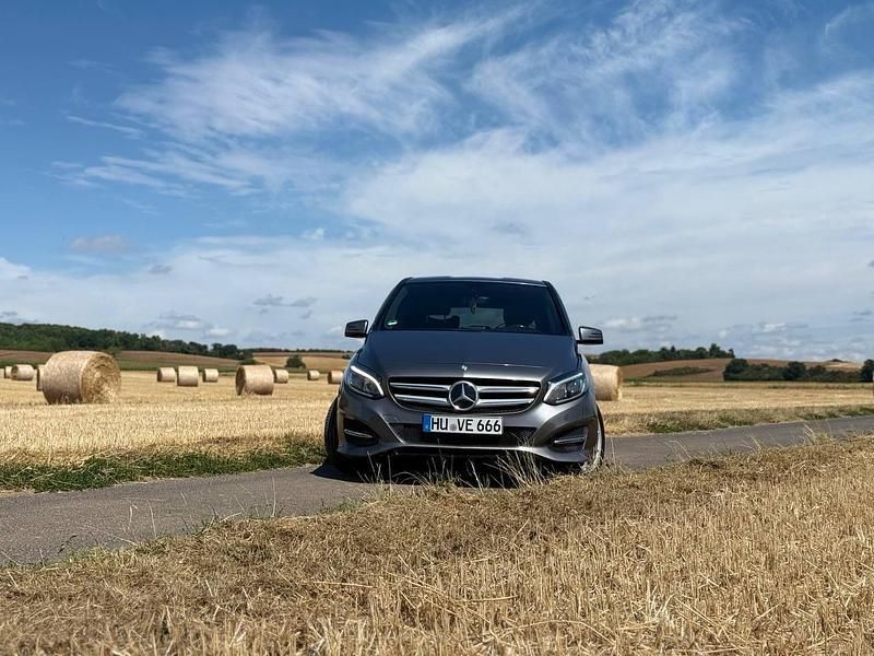Grau Gebraucht 2012 Mercedes B180 Van / Kleinbus | 5.500 € (Guter Preis) - Bild 1/4