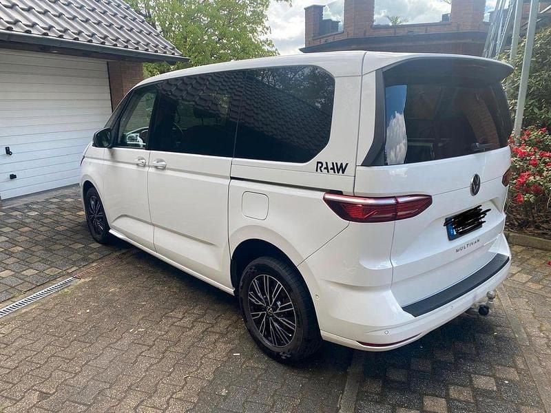 Second-hand VW Multivan Life 150 CP (110 kW) 2024 Alb Monovolum